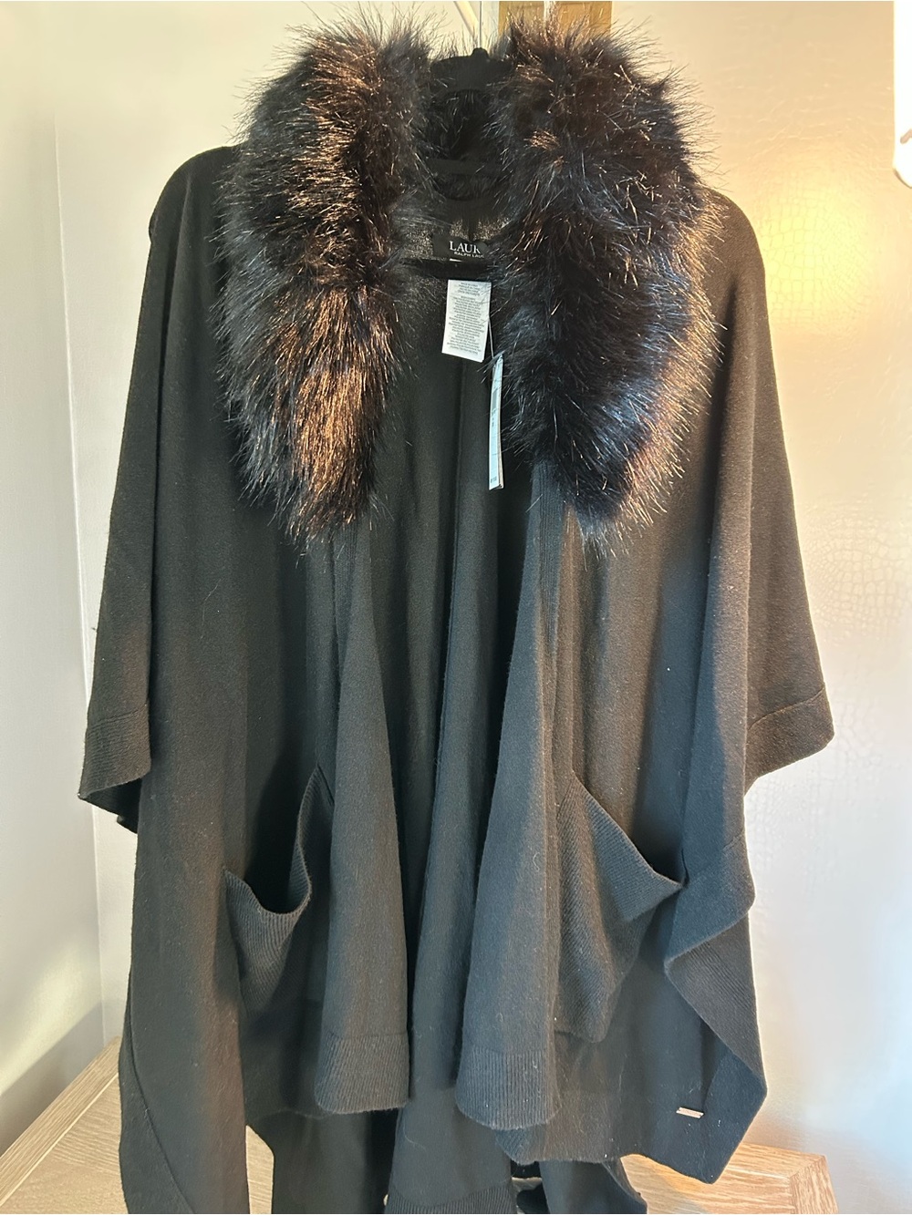 NEVER WORN! Lauren Ralph Lauren Faux Fur Collar Knit Ruana Wrap - Picture 3 of 8